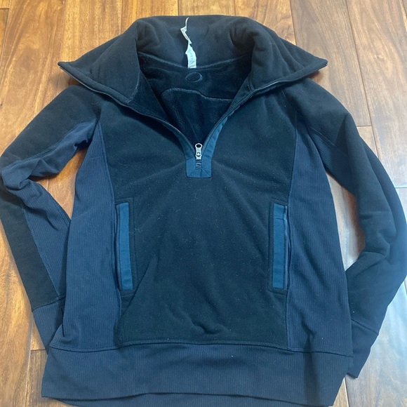 Lululemon Black Post Chaturanga Pullover. Size 4. - Picture 1 of 7